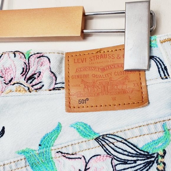 UNIQUE! LEVI'S 501 Embroidered Button Fly Cut-off Floral Denim Shorts - Picture 7 of 15